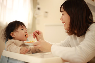 Obraz na płótnie Canvas 離乳食を食べる赤ちゃん