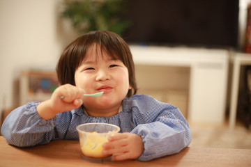 おやつを食べる男の子