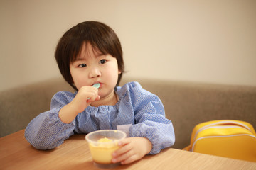おやつを食べる男の子