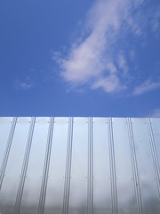 工事現場のフェンスと青空