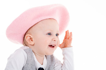 Baby Gesicht mit rosa Baskenmütze lacht Nahaufnahme