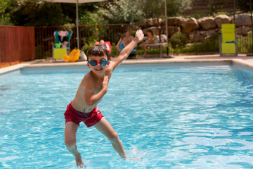 Naklejka premium Kdis, jump in water pool on holiday, family vacation