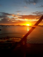 Coucher de soleil avec cocktails face à l'océan