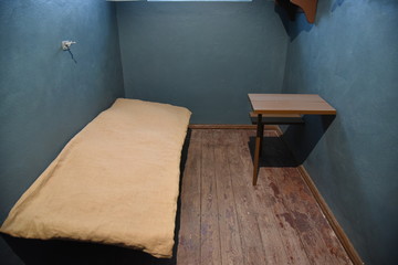 Karge Zelle im Stasi-Gefängnis von Bautzen