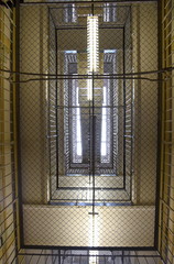 Blick ins vergitterte Treppenhaus des Stasi-Gefängnisses in Bautzen