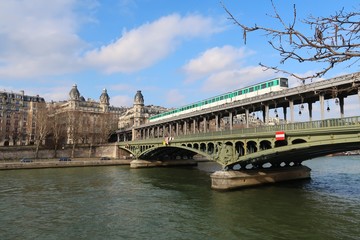 Paris, pont de Bir-Hakeim avec passage du m&eacute;tro a&eacute;rien (France)
