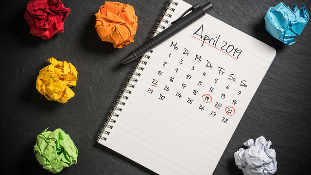 Kalender mit April 2019 und markierten Osterfeiertagen