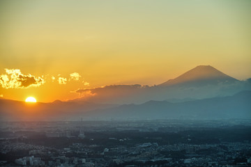 横浜の街並みと富士山と夕暮れ