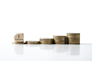 Geldstapel mit Würfel und Aufschrift 