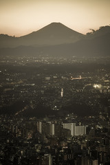 富士山のシルエットと横浜の街並み