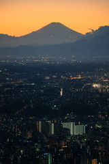 富士山のシルエットと横浜の街並み