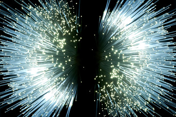 Ein Bündel von Lichtwellenleitern erzeugt in der Dunkelheit Lichtpunkte.