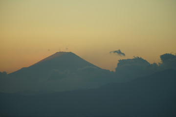 横浜ランドマークタワーから見える富士山と夕暮れ
