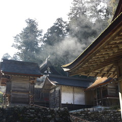 寺院　雨上がり晴れると水蒸気が