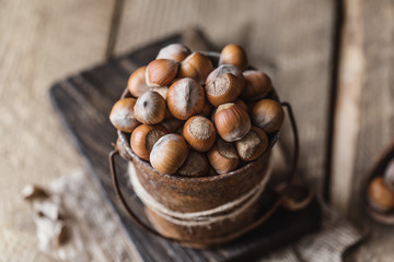 Obraz premium Hazelnuts on rustic wooden background. Food background 