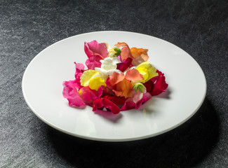 きれいな食用花　エディブルフラワー　Edible flower salad