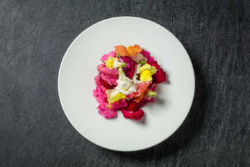きれいな食用花　エディブルフラワー　Edible flower salad