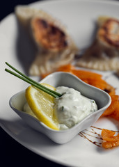 Pierogi de carna con salsa cítrica