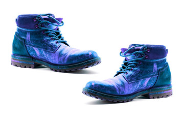 une paire de chaussures en cuir peint