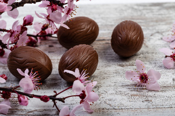 Uova di Pasqua su tavolo con fiori rosa