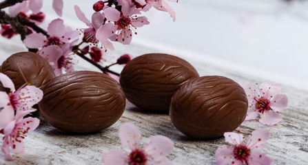 Uova di Pasqua su tavolo con fiori rosa