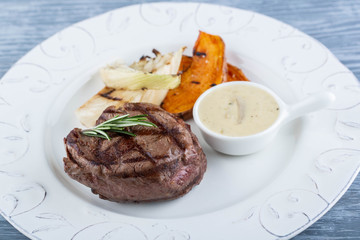 The meat stake of a minion, moves with creamy sauce, pumpkin and leek