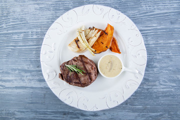 Fillet a minion on a grill, is served with leek, potatoes and sauce