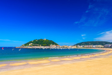 Naklejka premium Plaża La Concha w San Sebastian Donostia, Hiszpania. Najlepsza europejska plaża w słońcu