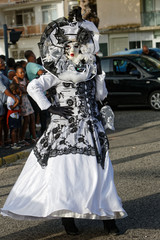 Une pose pour la touloulou en noir et blanc le dernier jour du carnaval de Cayenne en Guyane française