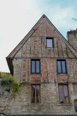 Fototapeta na wymiar Picardie - Aisne - Laon - Vieille maison à colombages