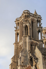 Fototapeta na wymiar Picardie - Aisne - Laon - Cathédrale Notre-Dame - Tour occidentale côté Sud
