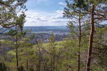 Fototapeta na wymiar Blick von Kluges Oberweg über Drackendorf und Jena Lobeda Ost in Richtung Leuchtenburg