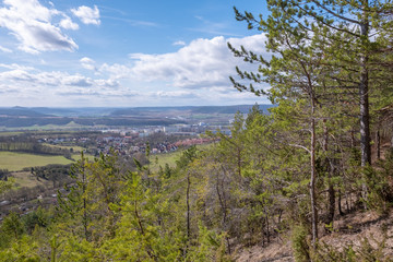 Fototapeta na wymiar Blick von Kluges Oberweg über Drackendorf und Jena Lobeda Ost in Richtung Leuchtenburg