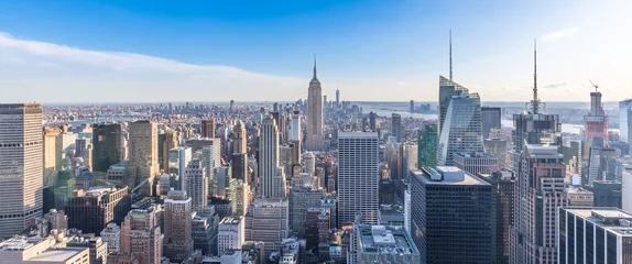 Poster Panoramafoto der Skyline von New York City in der Innenstadt von Manhattan mit Empire State Building und Wolkenkratzern an einem sonnigen Tag mit strahlend blauem Himmel USA © Worawat
