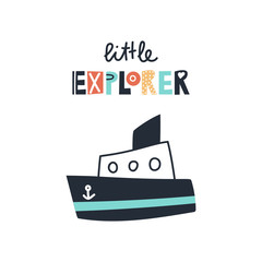 Little Explorer - Niedliches, handgezeichnetes Kinderzimmerposter mit Schiff und Schriftzug auf weißem Hintergrund. © Oksana Stepova