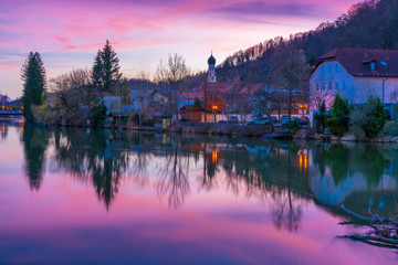 Abenddämmerung am Loisachufer in Wolfratshausen