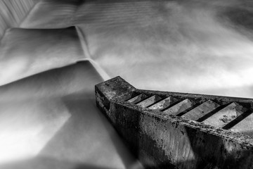 Treppe hinab zu den Wasserarkaden - Aufnahme in schwarz-weiss