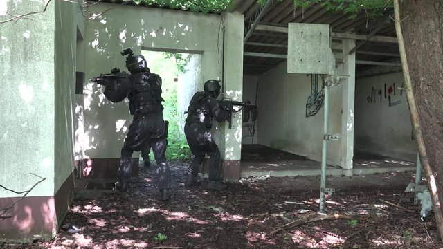 Special Force Sqaud walk outside through a open door and controll a building