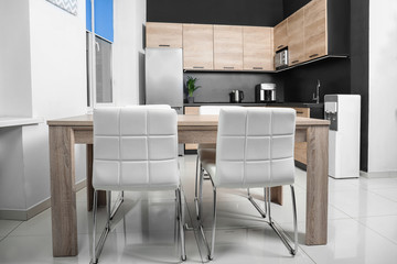 Fototapeta na wymiar Cozy modern kitchen interior with new furniture and appliances