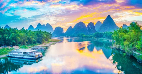 Photo sur Plexiglas Guilin Landscape of Guilin, Li River and Karst mountains. Taken from Yangshuo Bridge. Located in Yangshuo, Guilin, Guangxi, China.