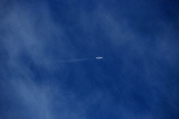 Ein Jet über den Wolken