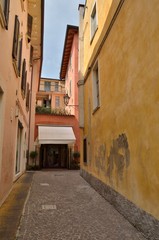 Fototapeta na wymiar Narrow alley in Peschiera, Lake Garda, Italy