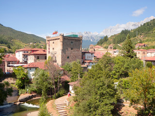 Fototapeta na wymiar Vistas de la torre del pueblo de Potes en Asturias, verano de 2018
