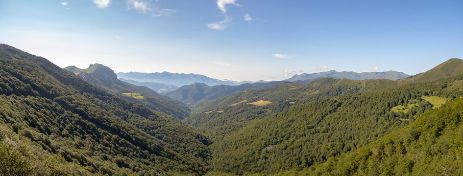 Paisaje verde desde el mirador de Piedras Luengas en Asturias, verano de 2018 © acaballero67