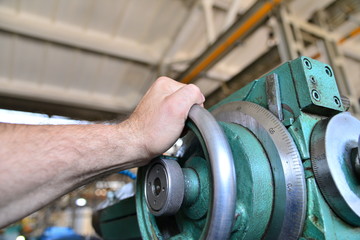 Mechanical rotation of the feed worker on a metalworking machine.