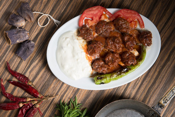 Pideli Köfte, turkish food served with yoghurt