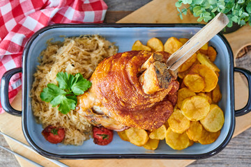 Schweinehaxe Schweinshaxe Oktoberfest Biergarten German Wirtshaus Essen Haxe mit Sauerkraut und Bratkartoffeln 