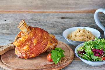 Schweinehaxe Schweinshaxe Oktoberfest Biergarten German Wirtshaus Essen Haxe mit Sauerkraut