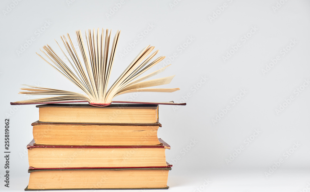 Aufkleber stack of books and an open book with yellow pages
