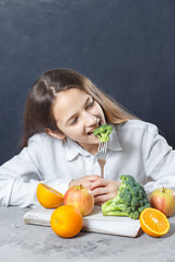 Obraz premium a girl with an apple having fun